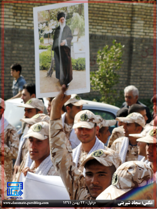 عکس رهبری در دست تظاهرات کنندگان دزفولی